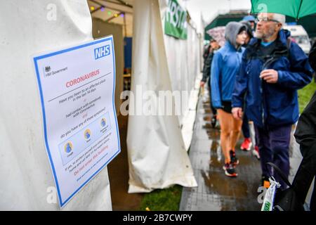 Eine Mitteilung außerhalb des Erste-Hilfe-Zeltes im Läuferdorf rät den Menschen, nicht einzureisen, wenn sie vermuten, dass sie während des Bath-Halbmarathons Coronavirus haben. Stockfoto