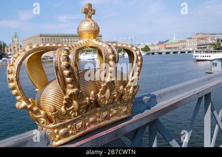 Skeppsholm Bridge (Skeppsholmsbron) mit seiner berühmten Goldenen Krone in Stockholm, Schweden Stockfoto