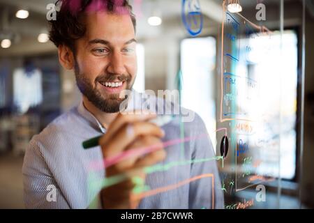 Programmierer arbeiten und entwickeln Software im Büro Stockfoto