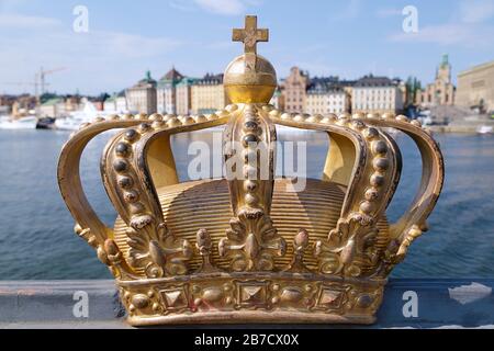 Skeppsholm Bridge (Skeppsholmsbron) mit seiner berühmten Goldenen Krone in Stockholm, Schweden Stockfoto