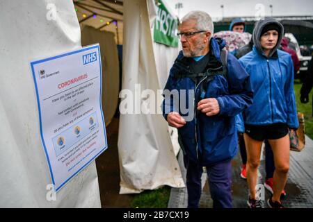 Eine Mitteilung außerhalb des Erste-Hilfe-Zeltes im Läuferdorf rät den Menschen, nicht einzureisen, wenn sie vermuten, dass sie beim Bath-Halbmarathon Coronavirus haben. Stockfoto