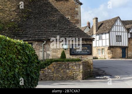 Malerisches Dorf Lacock mit Fachwerkhäusern und dem Red Lion Public House, Lacock, Wiltshire, England, UK Stockfoto