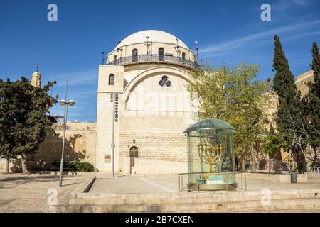 Die Hurva-Synagoge ist eine historische Synagoge im jüdischen Viertel der Altstadt von Jerusalem, Israel, die im Krieg und im Resto zerstört wurde Stockfoto