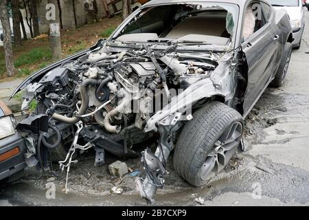 Klassische Oldtimer zertrümmern auf der Straße Stockfoto