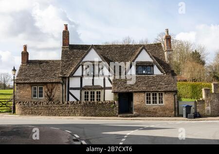 Ein traditionelles Fachwerkhaus aus Stein im Dorf Lacock, Wiltshire, England, Großbritannien Stockfoto