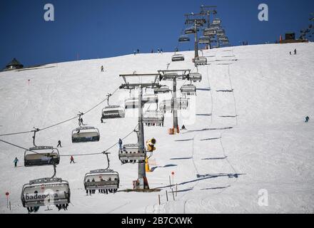 Feldberg Im Schwarzwald. März 2020. Skifahrer und Snowboarder sitzen im Lift am Seebuck auf dem Feldberg im Schwarzwald. Wegen des Corona-Virus hat der Liftbetreiber beschlossen, die Lifte ab 16.03.2020 zu schließen. Credit: Patrick Seeger / dpa / Alamy Live News Stockfoto