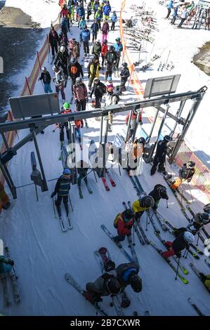 Feldberg Im Schwarzwald. März 2020. Skifahrer und Snowboarder warten vor dem Lift in Seebuck auf dem Feldberg im Schwarzwald. Wegen des Corona-Virus hat der Liftbetreiber beschlossen, die Lifte ab 16.03.2020 zu schließen. Credit: Patrick Seeger / dpa / Alamy Live News Stockfoto