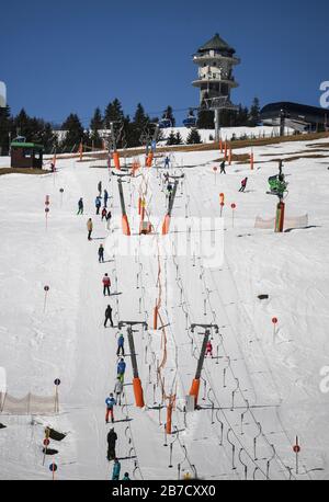 Feldberg Im Schwarzwald. März 2020. Skifahrer und Snowboarder fahren auf der Piste am Seebuck auf dem Feldberg im Schwarzwald. Aufgrund des Corona-Virus hat der Liftbetreiber beschlossen, die Lifte ab 16.03.2020 zu schließen. Credit: Patrick Seeger / dpa / Alamy Live News Stockfoto