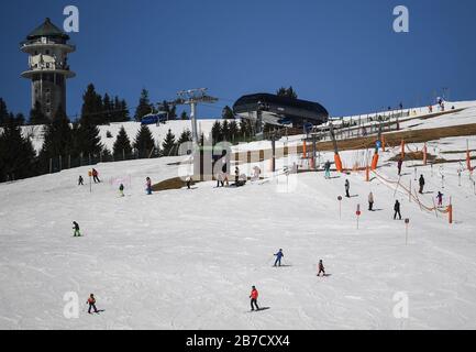 Feldberg Im Schwarzwald. März 2020. Skifahrer und Snowboarder fahren auf der Piste am Seebuck auf dem Feldberg im Schwarzwald. Aufgrund des Corona-Virus hat der Liftbetreiber beschlossen, die Lifte ab 16.03.2020 zu schließen. Credit: Patrick Seeger / dpa / Alamy Live News Stockfoto