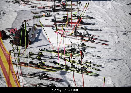 Feldberg Im Schwarzwald. März 2020. Skier liegen im Schnee am Seebuck auf dem Feldberg im Schwarzwald. Wegen des Corona-Virus hat der Liftbetreiber beschlossen, die Lifte ab 16.03.2020 zu schließen. Credit: Patrick Seeger / dpa / Alamy Live News Stockfoto