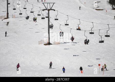 Feldberg Im Schwarzwald. März 2020. Skifahrer und Snowboarder sitzen im Lift am Seebuck auf dem Feldberg im Schwarzwald. Wegen des Corona-Virus hat der Liftbetreiber beschlossen, die Lifte ab 16.03.2020 zu schließen. Credit: Patrick Seeger / dpa / Alamy Live News Stockfoto