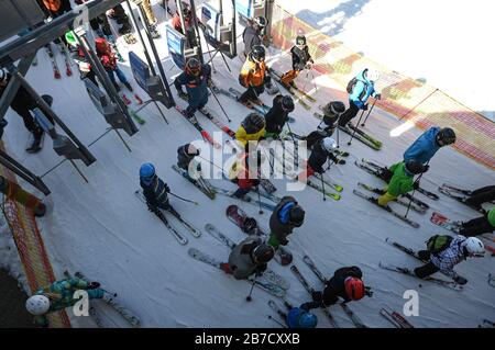 Feldberg Im Schwarzwald. März 2020. Skifahrer und Snowboarder warten vor dem Lift in Seebuck auf dem Feldberg im Schwarzwald. Wegen des Corona-Virus hat der Liftbetreiber beschlossen, die Lifte ab 16.03.2020 zu schließen. Credit: Patrick Seeger / dpa / Alamy Live News Stockfoto