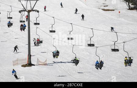 Feldberg Im Schwarzwald. März 2020. Skifahrer und Snowboarder sitzen im Lift am Seebuck auf dem Feldberg im Schwarzwald. Wegen des Corona-Virus hat der Liftbetreiber beschlossen, die Lifte ab 16.03.2020 zu schließen. Credit: Patrick Seeger / dpa / Alamy Live News Stockfoto