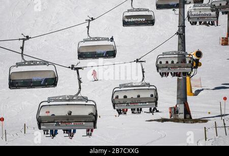 Feldberg Im Schwarzwald. März 2020. Skifahrer und Snowboarder sitzen im Lift am Seebuck auf dem Feldberg im Schwarzwald. Wegen des Corona-Virus hat der Liftbetreiber beschlossen, die Lifte ab 16.03.2020 zu schließen. Credit: Patrick Seeger / dpa / Alamy Live News Stockfoto