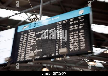 Infotafel am Flughafen Köln/Bonn zur Flugstornierung im Zusammenhang mit der weltweiten Verbreitung der Corona-Viruskredite: Geisler-Fotopress GmbH/Alamy Live News Stockfoto