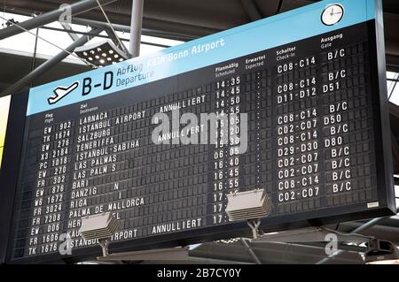 Infotafel am Flughafen Köln/Bonn zur Flugstornierung im Zusammenhang mit der weltweiten Verbreitung der Corona-Viruskredite: Geisler-Fotopress GmbH/Alamy Live News Stockfoto