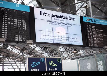 Informationsmonitore am Flughafen Köln/Bonn für Vorsichtsmaßnahmen im Zusammenhang mit der weltweiten Verbreitung des Corona-Virus Credit: Geisler-Fotopress GmbH/Alamy Live News Stockfoto