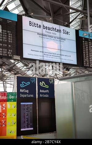 Informationsmonitore am Flughafen Köln/Bonn für Vorsichtsmaßnahmen im Zusammenhang mit der weltweiten Verbreitung des Corona-Virus Credit: Geisler-Fotopress GmbH/Alamy Live News Stockfoto