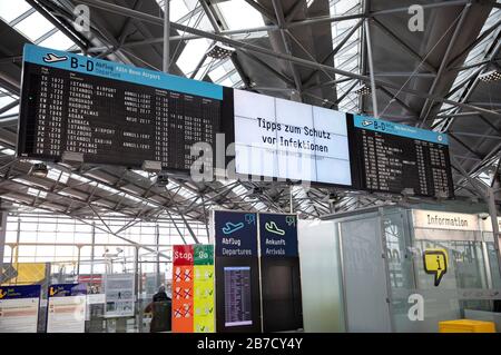 Informationsmonitore am Flughafen Köln/Bonn für Vorsichtsmaßnahmen im Zusammenhang mit der weltweiten Verbreitung des Corona-Virus Credit: Geisler-Fotopress GmbH/Alamy Live News Stockfoto