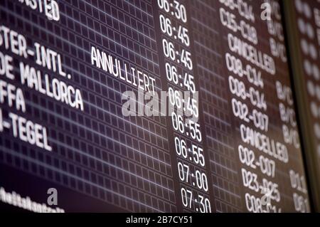 Infotafel am Flughafen Köln/Bonn zur Flugstornierung im Zusammenhang mit der weltweiten Verbreitung der Corona-Viruskredite: Geisler-Fotopress GmbH/Alamy Live News Stockfoto