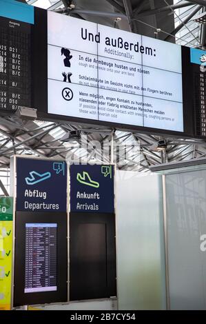 Informationsmonitore am Flughafen Köln/Bonn für Vorsichtsmaßnahmen im Zusammenhang mit der weltweiten Verbreitung des Corona-Virus Credit: Geisler-Fotopress GmbH/Alamy Live News Stockfoto