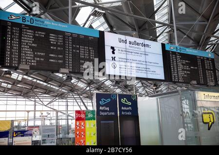 Informationsmonitore am Flughafen Köln/Bonn für Vorsichtsmaßnahmen im Zusammenhang mit der weltweiten Verbreitung des Corona-Virus Credit: Geisler-Fotopress GmbH/Alamy Live News Stockfoto