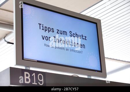 Informationsmonitore am Flughafen Köln/Bonn für Vorsichtsmaßnahmen im Zusammenhang mit der weltweiten Verbreitung des Corona-Virus Credit: Geisler-Fotopress GmbH/Alamy Live News Stockfoto