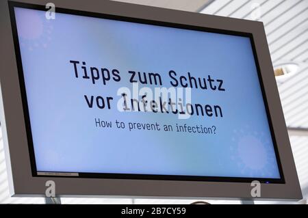 Informationsmonitore am Flughafen Köln/Bonn für Vorsichtsmaßnahmen im Zusammenhang mit der weltweiten Verbreitung des Corona-Virus Credit: Geisler-Fotopress GmbH/Alamy Live News Stockfoto