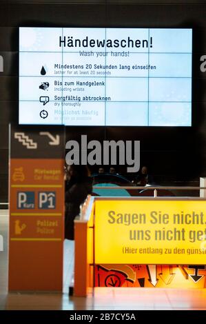 Informationsmonitore am Flughafen Köln/Bonn für Vorsichtsmaßnahmen im Zusammenhang mit der weltweiten Verbreitung des Corona-Virus Credit: Geisler-Fotopress GmbH/Alamy Live News Stockfoto