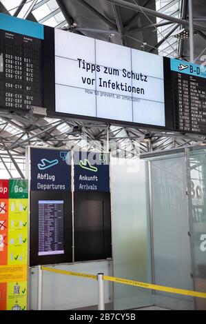 Informationsmonitore am Flughafen Köln/Bonn für Vorsichtsmaßnahmen im Zusammenhang mit der weltweiten Verbreitung des Corona-Virus Credit: Geisler-Fotopress GmbH/Alamy Live News Stockfoto