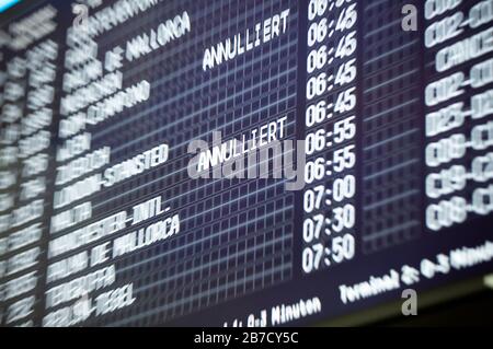 Infotafel am Flughafen Köln/Bonn zur Flugstornierung im Zusammenhang mit der weltweiten Verbreitung der Corona-Viruskredite: Geisler-Fotopress GmbH/Alamy Live News Stockfoto