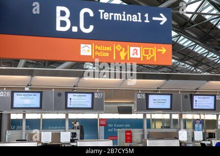 Informationsmonitore am Flughafen Köln/Bonn für Vorsichtsmaßnahmen im Zusammenhang mit der weltweiten Verbreitung des Corona-Virus Credit: Geisler-Fotopress GmbH/Alamy Live News Stockfoto