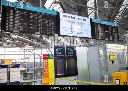 Informationsmonitore am Flughafen Köln/Bonn für Vorsichtsmaßnahmen im Zusammenhang mit der weltweiten Verbreitung des Corona-Virus Credit: Geisler-Fotopress GmbH/Alamy Live News Stockfoto