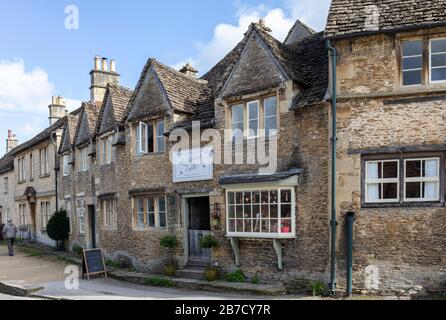 Terrassenförmig angelegte Steinhäuser und typisch englischer Laden im Dorf Lacock, Wiltshire, England, Großbritannien Stockfoto