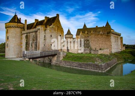 Chateau de Suscinio, mittelalterliche Burg mit Wassergraben auf der Halbinsel Presqu'ile de Rhuys in Morbihan, Bretagne, Frankreich, Stockfoto