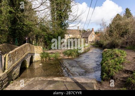 Die Packhorse Brücke über Byde Brook / Bide Brook ford im malerischen Dorf Lacock, Wiltshire, England, UK Stockfoto