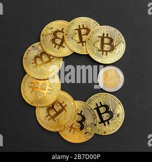 Bitcoin Cryptocurrency Gold Coin vs Euro. PAC-man aus Bitcoin-Münzen verbraucht Euro. Handel an der Kryptokurrency Exchange. Trends im Bitcoin-Austausch Stockfoto