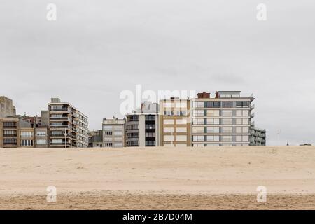 Koksijde, Belgien - 26. Februar 2020: Eine Reihe von Wohnblöcken, die vom Strand aus fotografiert wurden Stockfoto