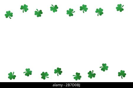 Auf dem alten Holzhintergrund blättert Papierklee. St. Patrick's Day Feriensymbol. Platz für Text, Draufsicht Stockfoto