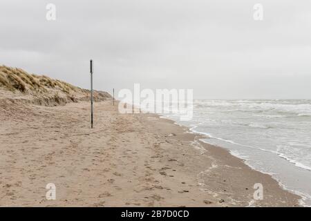 Koksijde, Belgien - 26. Februar 2020: Der Strand an einem kalten Wintertag Stockfoto