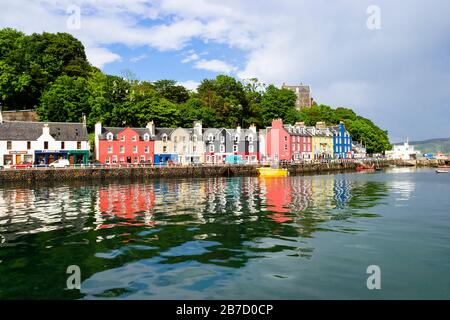 Schöne bunte Häuser am Hafen von Tobermory in Schottland Stockfoto