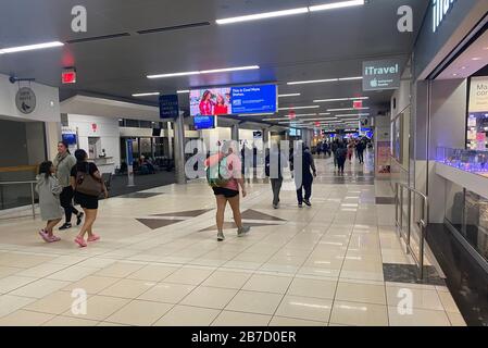 Atlanta, GA, USA. März 2020. Der Blick auf den internationalen Flughafen Hartsfield-Jackson Atlanta, auf dem Flugausfälle und Einschränkungen durch den Ausbruch des Coronavirus ausgebrochen sind, ließ Passagiere am 14. März 2020 in Atlanta, Georgia stranden. Kredit: Mpi34/Media Punch/Alamy Live News Stockfoto