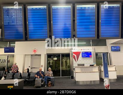 Atlanta, GA, USA. März 2020. Der Blick auf den internationalen Flughafen Hartsfield-Jackson Atlanta, auf dem Flugausfälle und Einschränkungen durch den Ausbruch des Coronavirus ausgebrochen sind, ließ Passagiere am 14. März 2020 in Atlanta, Georgia stranden. Kredit: Mpi34/Media Punch/Alamy Live News Stockfoto