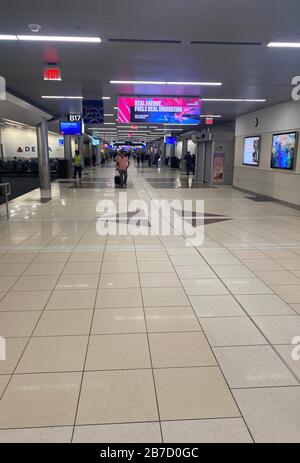 Atlanta, GA, USA. März 2020. Der Blick auf den internationalen Flughafen Hartsfield-Jackson Atlanta, auf dem Flugausfälle und Einschränkungen durch den Ausbruch des Coronavirus ausgebrochen sind, ließ Passagiere am 14. März 2020 in Atlanta, Georgia stranden. Kredit: Mpi34/Media Punch/Alamy Live News Stockfoto