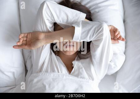 Gestresste 30er-Dame fühlt sich nach schlafloser Nacht unruhig. Stockfoto