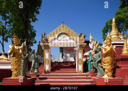 Ein buddhistischer Tempel in der Nähe des Popa-Berges, der Mandalay-Region, Myanmar, Asien Stockfoto