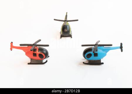 Kleine bunte Helikopter-Spielzeuge isoliert auf weißem Hintergrund - Flugreisen per Hubschrauberkonzept. Stockfoto