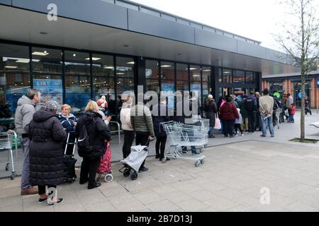 Aldi Store, Tottenham High Road, London, Großbritannien. März 2020. Eine lange Schlange von Käufern außerhalb des Aldi-Ladens in Tottenham, während die Menschen aufgrund des Coronavirus vorrätig sind. Credit: Matthew Chattle/Alamy Live News Stockfoto