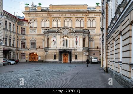 Sankt Petersburg, Russland, 5. April: Blick auf den staatlichen akademischen Kapellenbau in Sankt Petersburg an einem warmen Frühlingsabend, 5. April 2016. Stockfoto