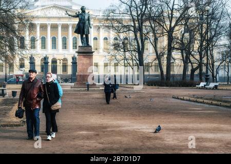 Sankt Petersburg, Russland, 29. März: Petersburger gehen auf dem Platz vor dem Russischen Museum entlang, wo ein Denkmal für den großen russischen Dichter Ale steht Stockfoto